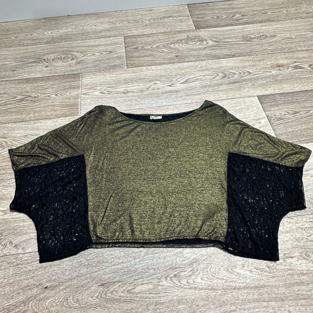 EUC Free People Black and Gold Foil Crop Top Short Sleeve Dolman Sleeve M A295